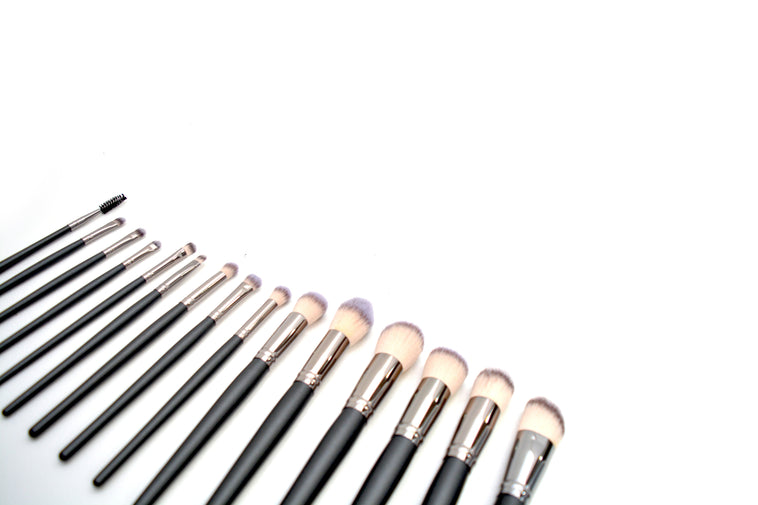 15-Piece Make Up Brush Set with Black Cylinder Case 15-Piece Make Up Brush Set with Black Cylinder Case